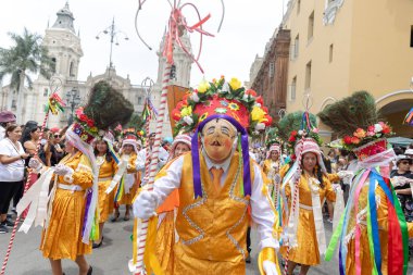 Lima, Peru sokaklarında tipik kostümleriyle Ancash bölgesinden dansçılar.