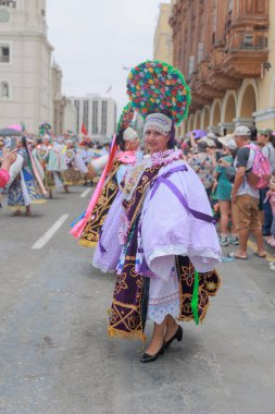 Lima, Peru sokaklarında tipik kostümleriyle Ancash bölgesinden dansçılar.