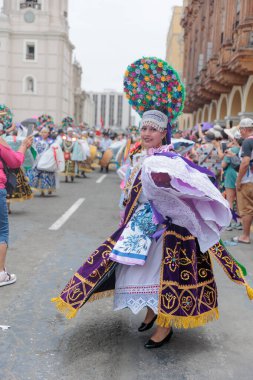 Lima, Peru sokaklarında tipik kostümleriyle Ancash bölgesinden dansçılar.