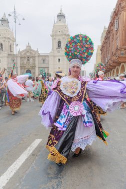 Lima, Peru sokaklarında tipik kostümleriyle Ancash bölgesinden dansçılar.