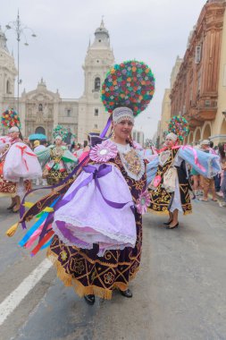 Lima, Peru sokaklarında tipik kostümleriyle Ancash bölgesinden dansçılar.