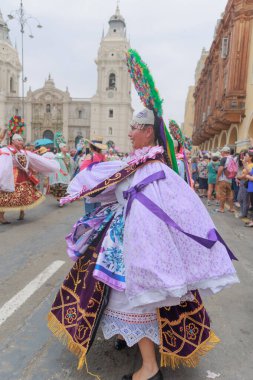 Lima, Peru sokaklarında tipik kostümleriyle Ancash bölgesinden dansçılar.
