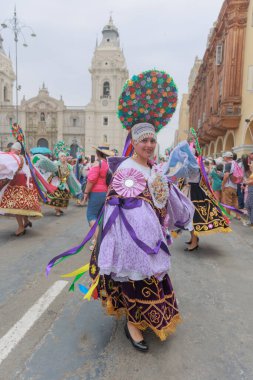 Lima, Peru sokaklarında tipik kostümleriyle Ancash bölgesinden dansçılar.