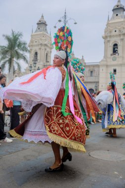 Lima, Peru sokaklarında tipik kostümleriyle Ancash bölgesinden dansçılar.