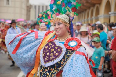 Lima, Peru sokaklarında tipik kostümleriyle Ancash bölgesinden dansçılar.