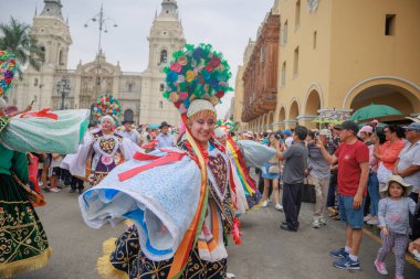 Lima, Peru sokaklarında tipik kostümleriyle Ancash bölgesinden dansçılar.