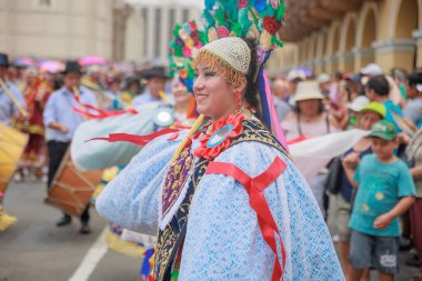 Lima, Peru sokaklarında tipik kostümleriyle Ancash bölgesinden dansçılar.
