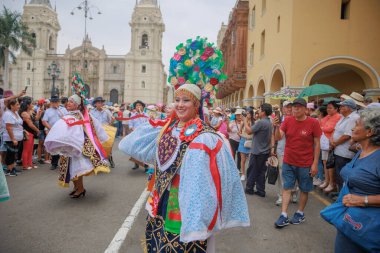 Lima, Peru sokaklarında tipik kostümleriyle Ancash bölgesinden dansçılar.