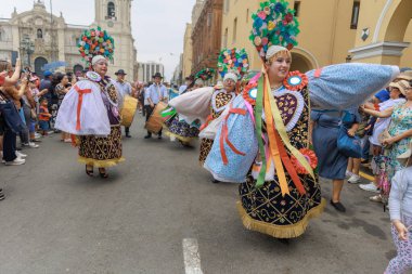 Lima, Peru sokaklarında tipik kostümleriyle Ancash bölgesinden dansçılar.
