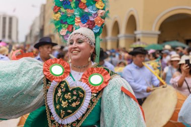 Lima, Peru sokaklarında tipik kostümleriyle Ancash bölgesinden dansçılar.