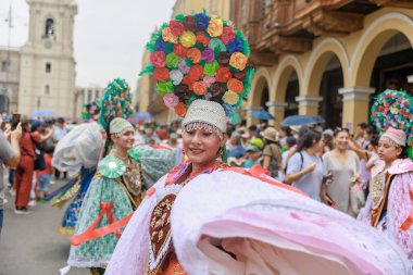 Lima, Peru sokaklarında tipik kostümleriyle Ancash bölgesinden dansçılar.