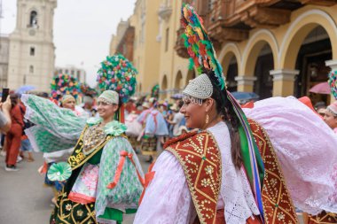 Lima, Peru sokaklarında tipik kostümleriyle Ancash bölgesinden dansçılar.