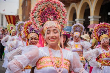 Lima, Peru sokaklarında tipik kostümleriyle Ancash bölgesinden dansçılar.