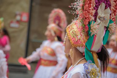 Lima, Peru sokaklarında tipik kostümleriyle Ancash bölgesinden dansçılar.