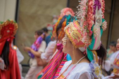 Lima, Peru sokaklarında tipik kostümleriyle Ancash bölgesinden dansçılar.