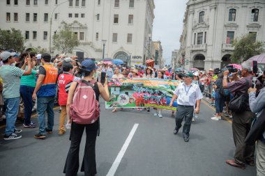 Lima, Peru sokaklarında tipik kostümleriyle Ancash bölgesinden dansçılar.