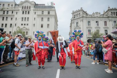 Lima, Peru sokaklarında tipik kostümleriyle Ancash bölgesinden dansçılar.