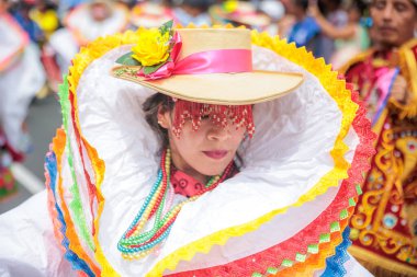 Lima, Peru sokaklarında tipik kostümleriyle Ancash bölgesinden dansçılar.