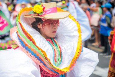 Lima, Peru sokaklarında tipik kostümleriyle Ancash bölgesinden dansçılar.