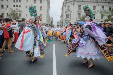 Lima, Peru sokaklarında tipik kostümleriyle Ancash bölgesinden dansçılar.