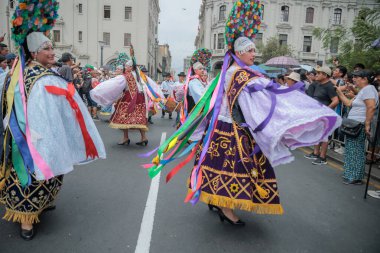 Lima, Peru sokaklarında tipik kostümleriyle Ancash bölgesinden dansçılar.
