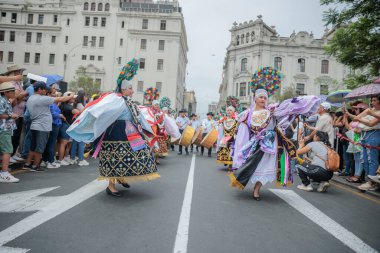 Lima, Peru sokaklarında tipik kostümleriyle Ancash bölgesinden dansçılar.