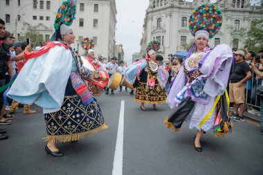 Lima, Peru sokaklarında tipik kostümleriyle Ancash bölgesinden dansçılar.