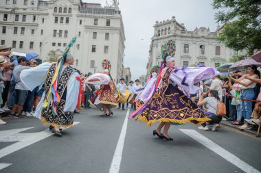 Lima, Peru sokaklarında tipik kostümleriyle Ancash bölgesinden dansçılar.