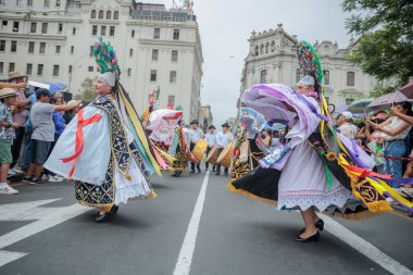Lima, Peru sokaklarında tipik kostümleriyle Ancash bölgesinden dansçılar.