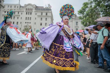 Lima, Peru sokaklarında tipik kostümleriyle Ancash bölgesinden dansçılar.