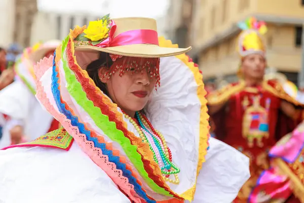 Lima, Peru sokaklarında tipik kostümleriyle Ancash bölgesinden dansçılar.