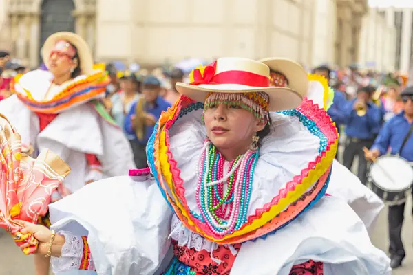 Lima, Peru sokaklarında tipik kostümleriyle Ancash bölgesinden dansçılar.