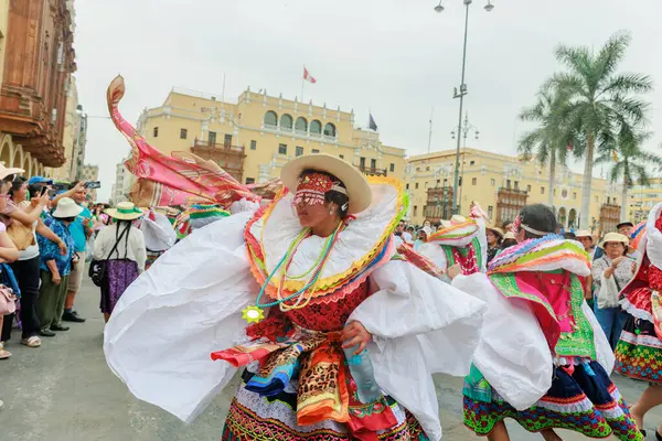 Lima, Peru sokaklarında tipik kostümleriyle Ancash bölgesinden dansçılar.