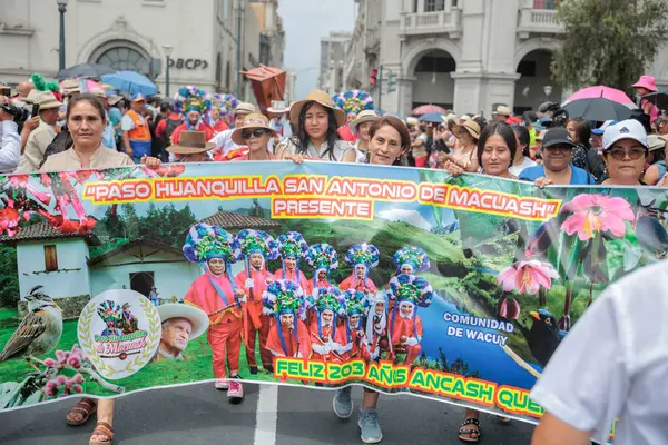 Lima, Peru sokaklarında tipik kostümleriyle Ancash bölgesinden dansçılar.