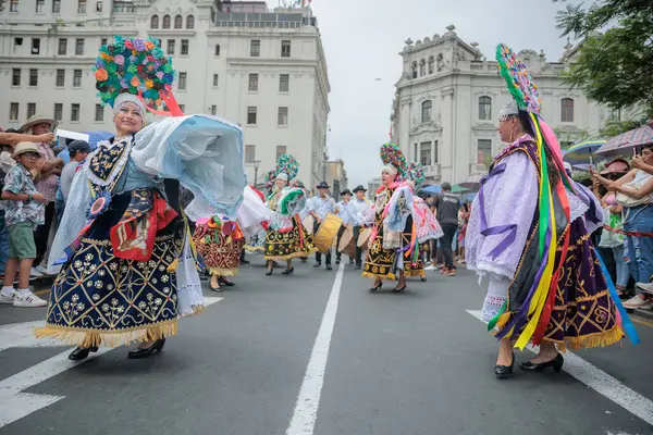 Lima, Peru sokaklarında tipik kostümleriyle Ancash bölgesinden dansçılar.