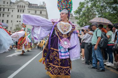 Lima, Peru sokaklarında tipik kostümleriyle Ancash bölgesinden dansçılar.