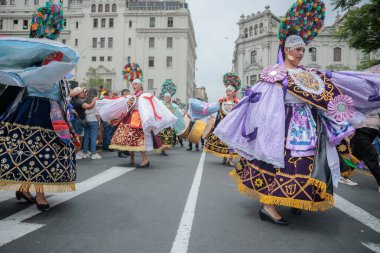 Lima, Peru sokaklarında tipik kostümleriyle Ancash bölgesinden dansçılar.