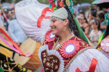 Lima, Peru sokaklarında tipik kostümleriyle Ancash bölgesinden dansçılar.
