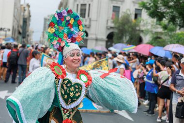 Lima, Peru sokaklarında tipik kostümleriyle Ancash bölgesinden dansçılar.