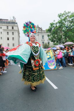 Lima, Peru sokaklarında tipik kostümleriyle Ancash bölgesinden dansçılar.