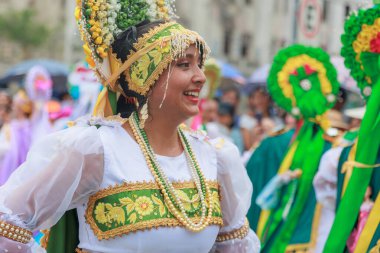 Lima, Peru sokaklarında tipik kostümleriyle Ancash bölgesinden dansçılar.