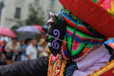 Lima, Peru sokaklarında tipik kostümleriyle Ancash bölgesinden dansçılar.