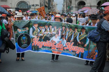Lima, Peru sokaklarında tipik kostümleriyle Ancash bölgesinden dansçılar.