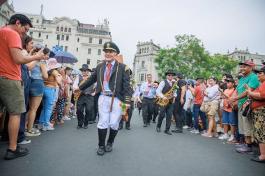 Lima, Peru sokaklarında tipik kostümleriyle Ancash bölgesinden dansçılar.