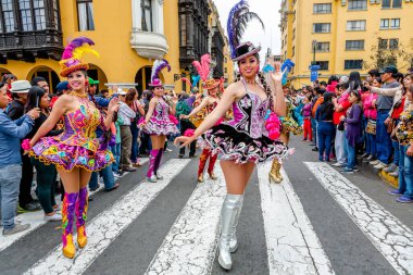 Candelaria festivali ve tipik kostümlerle halk dansları, Lima Peru