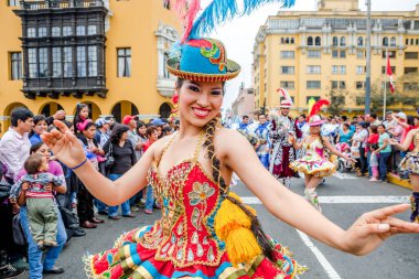 Candelaria festivali ve tipik kostümlerle halk dansları, Lima Peru