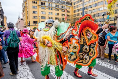 Candelaria festivali ve tipik kostümlerle halk dansları, Lima Peru