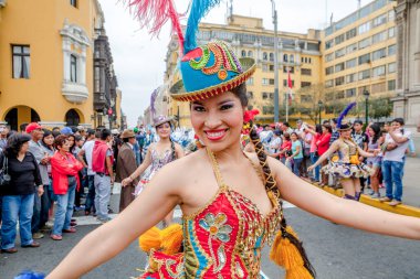 Candelaria festivali ve tipik kostümlerle halk dansları, Lima Peru