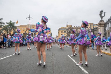 Candelaria festivali ve tipik kostümlerle halk dansları, Lima Peru
