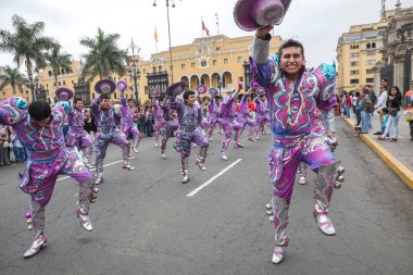 Candelaria festivali ve tipik kostümlerle halk dansları, Lima Peru